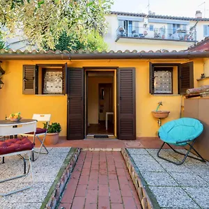 san-frediano-cozy-studio-with-private-patio.it-tuscanyhotel.com/